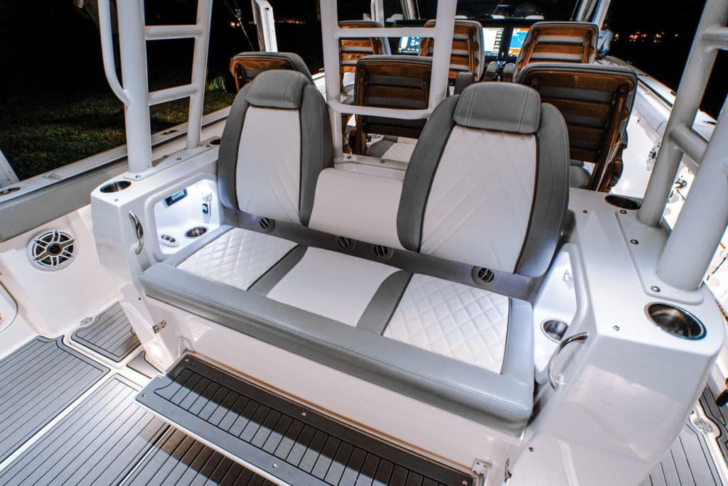 Everglades 455cc cockpit seating