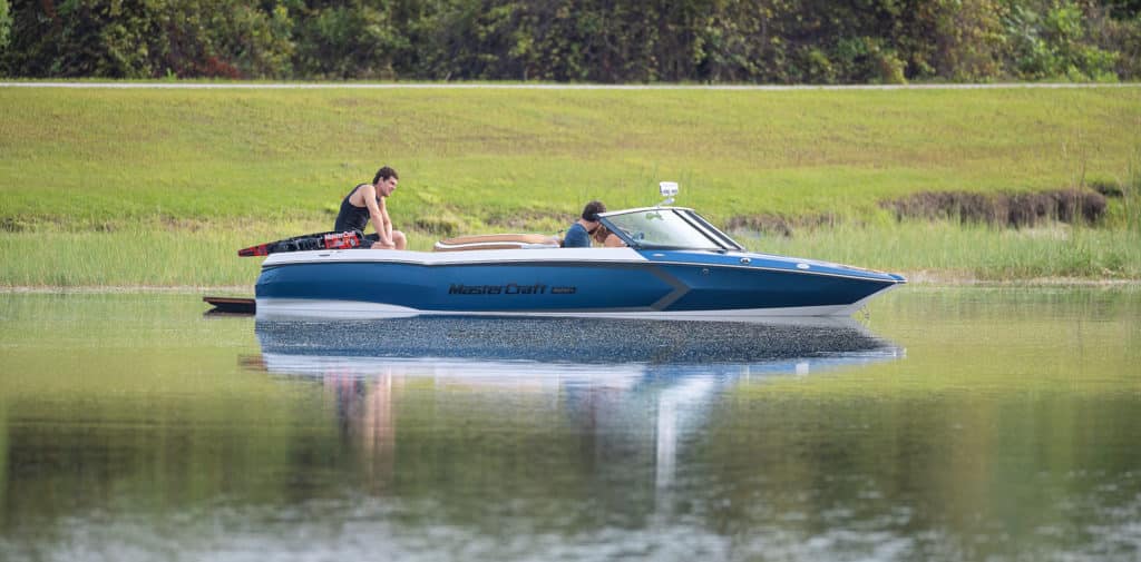 MasterCraft ProStar on the lake