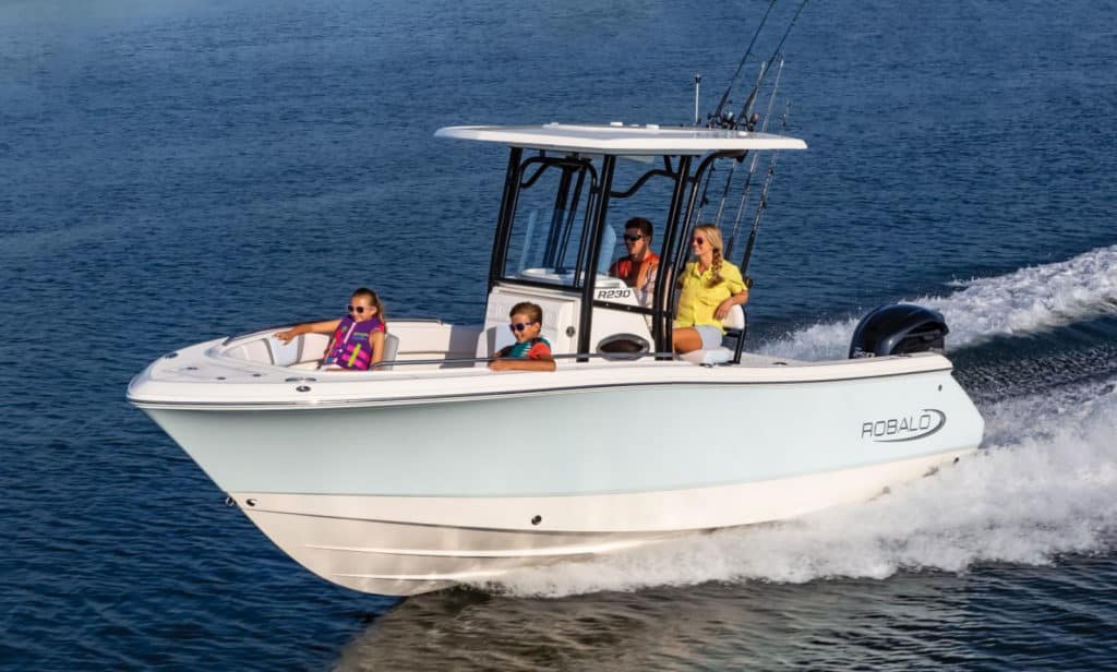 Robalo R230 running shot