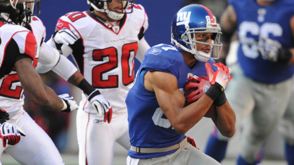 Domenik Hixon catching a pass