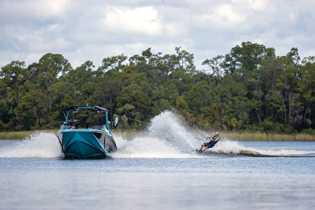 Super Air Nautique GS22E pulling a wakeboarder