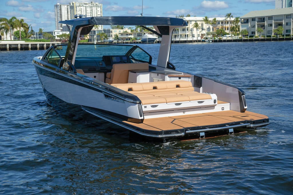 Aviara AV32 transom