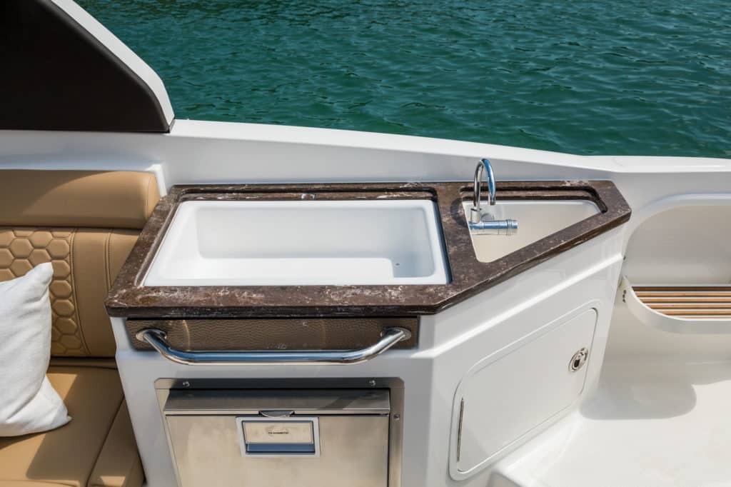 Sea Ray SDX 290 wet bar