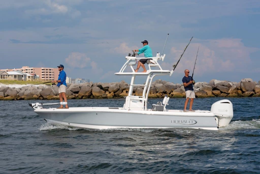 Robalo 246 Cayman SD fishing tower