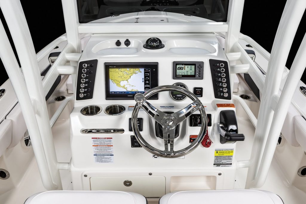 Robalo 246 Cayman SD helm