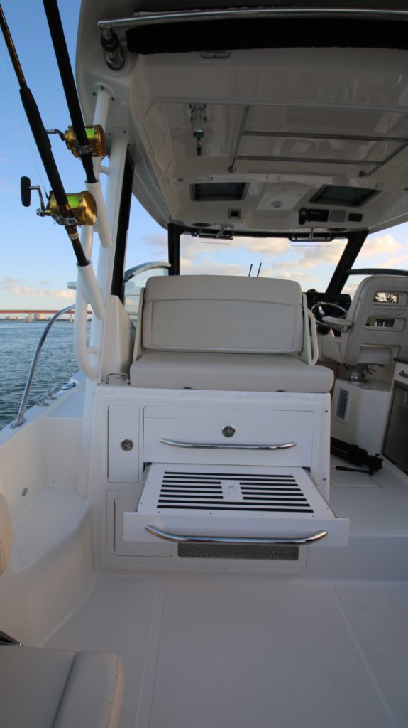 Boston Whaler 325 Conquest cockpit