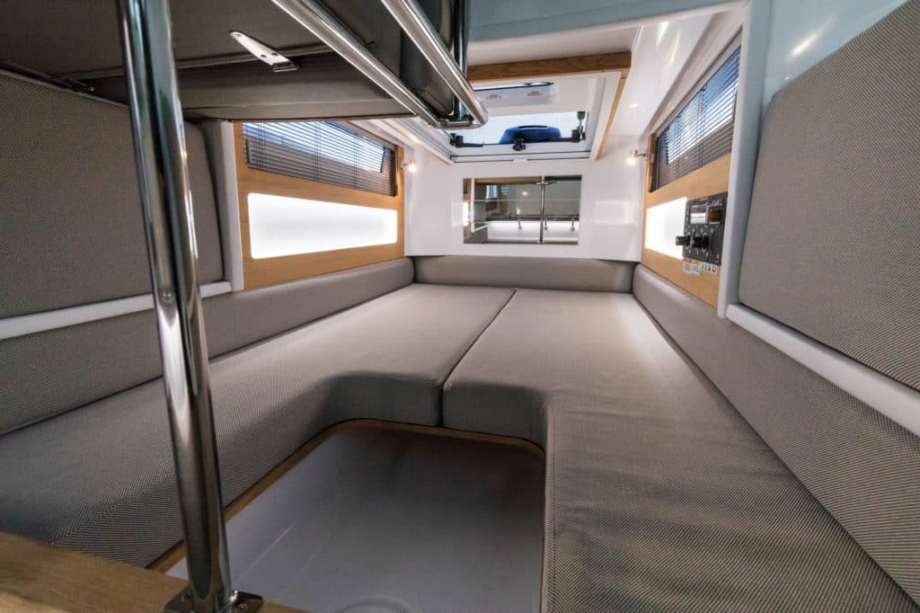 Axopar 28 Cabin berth