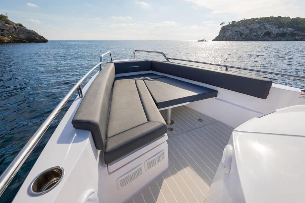 Axopar 28 Cabin bow seating