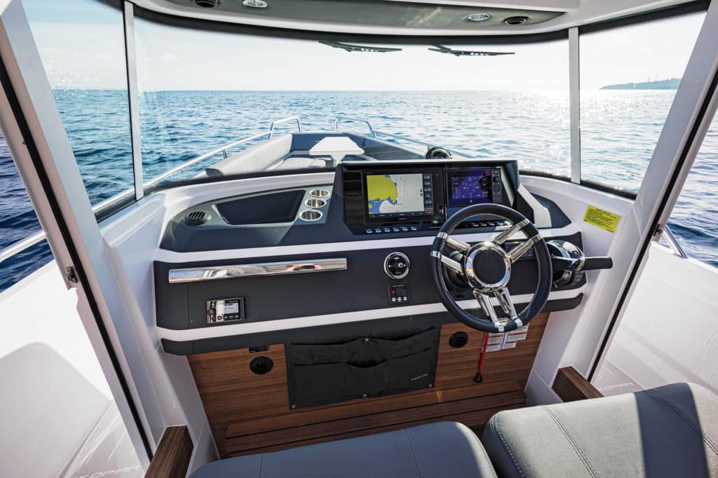 Axopar 28 Cabin helm