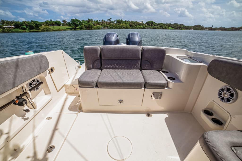 Stingray 269DC transom seating