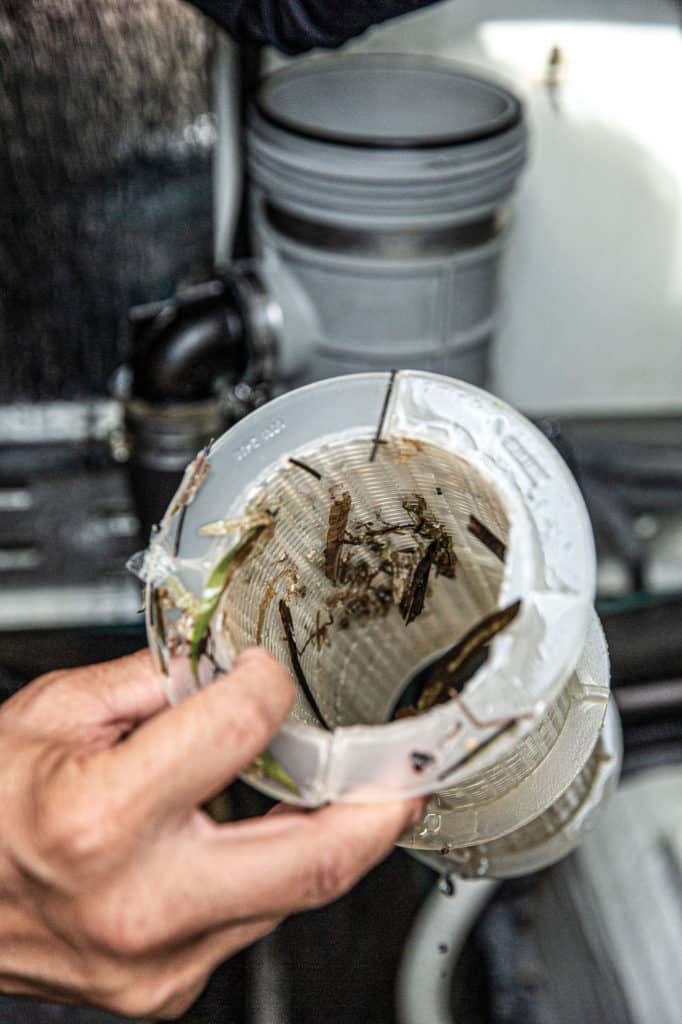 Cleaning a strainer