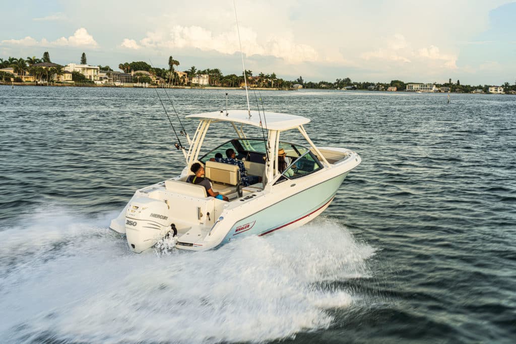 Boston Whaler 240 Vantage running from astern