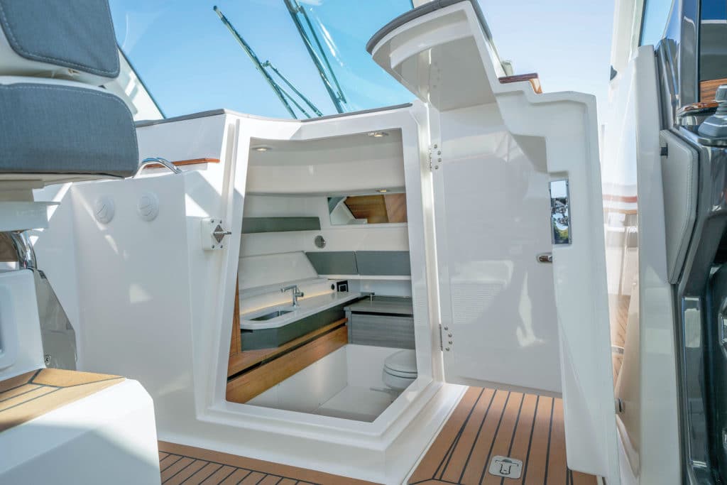 Tiara Sport 38 LX head compartment