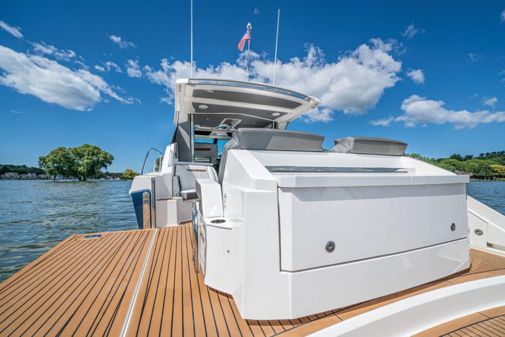 Tiara Sport 43 LE aft entertainment station