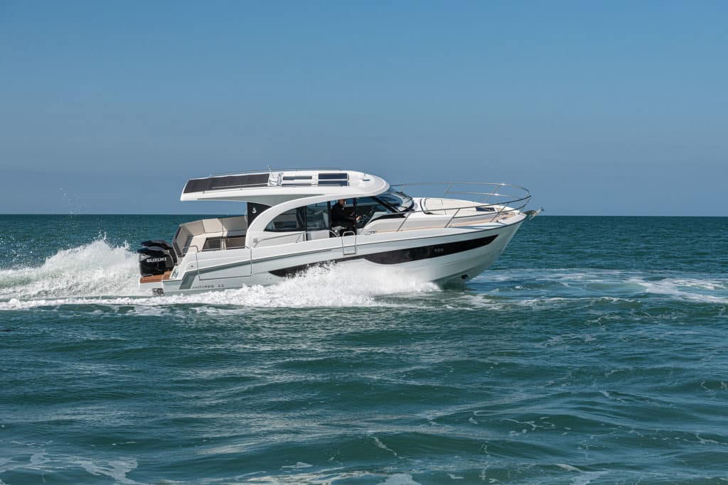 Bénéteau Antares 11 cruising through the waves