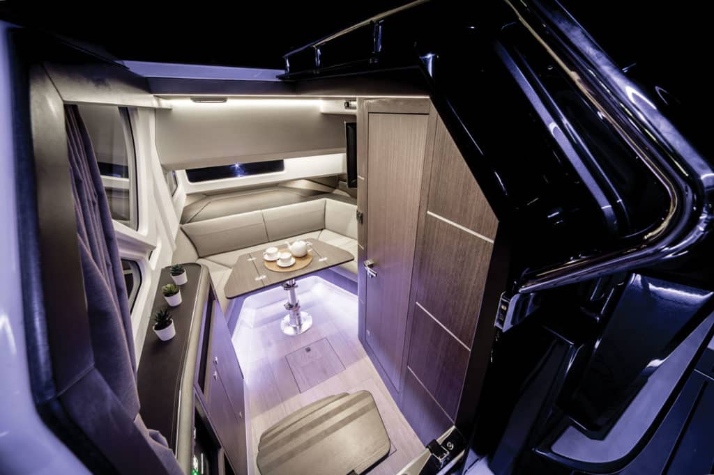 Galeon 325 GTO dining area