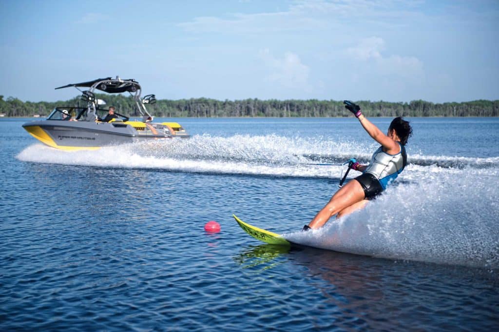 Nautique Super Air GS20 pulling a skier