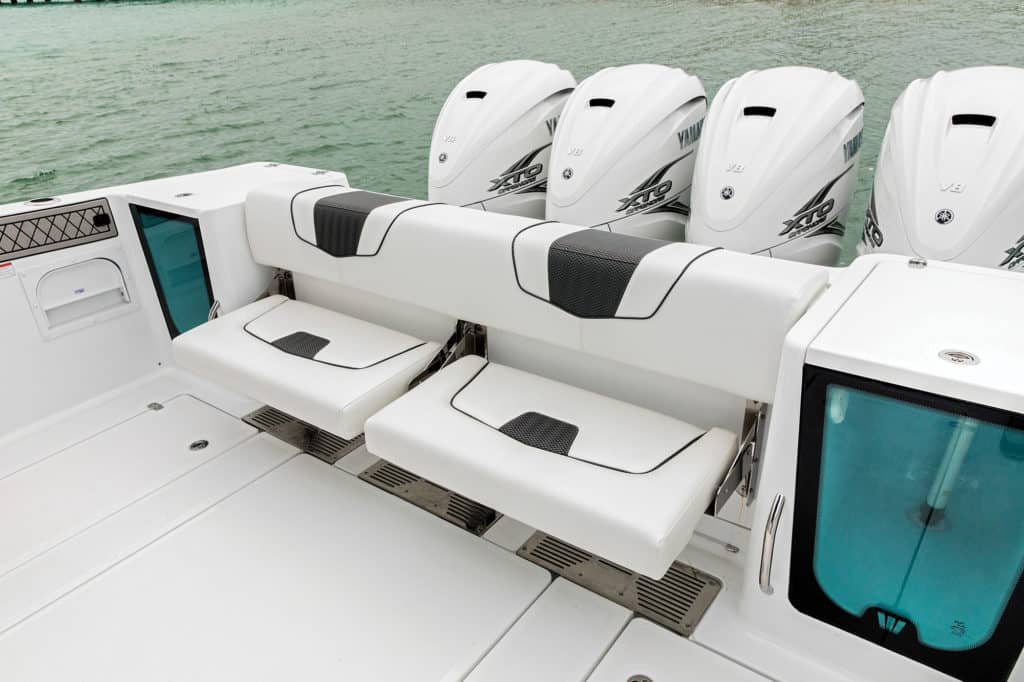 Wellcraft 402 Fisherman cockpit seating