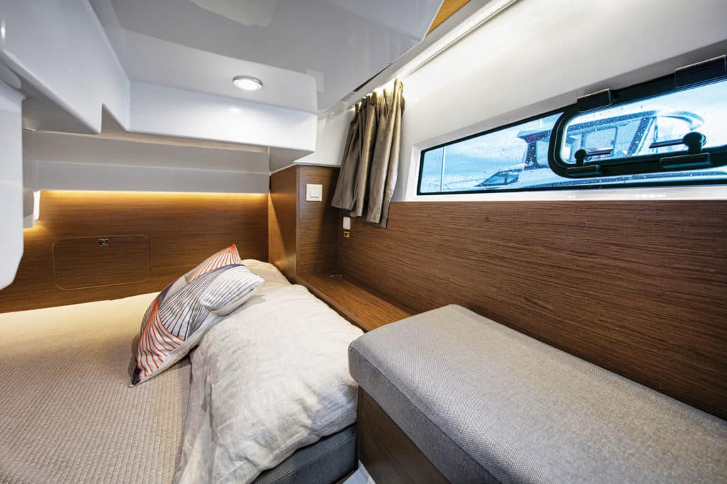 Jeanneau NC 895 Sport guest berth