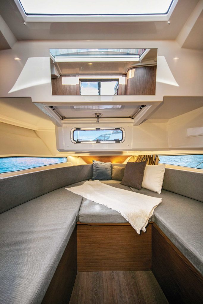 Jeanneau NC 895 Sport forward cabin