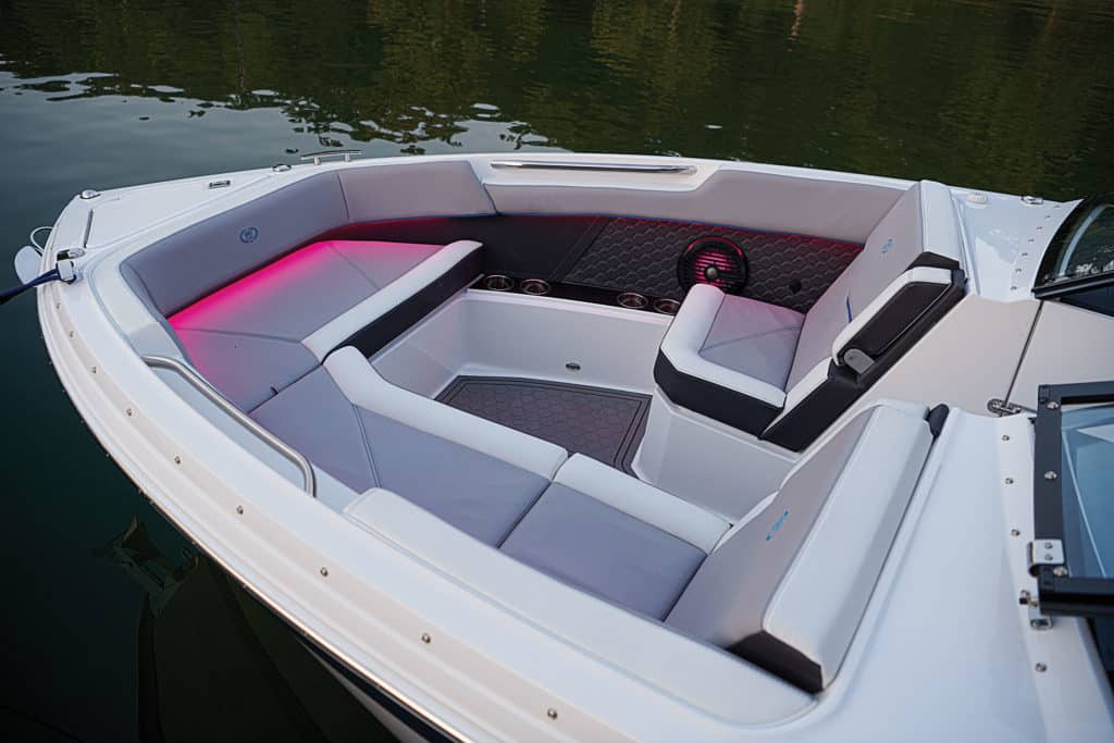 Cobalt R8 Surf bow seating