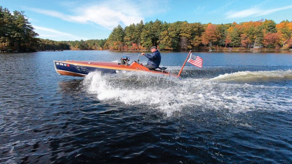 King Hell Boats Attitude 17 Sport running in the lake