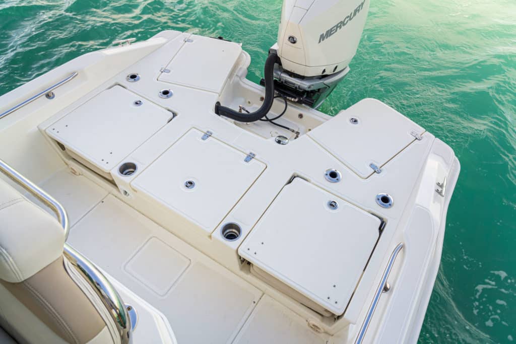 Boston Whaler 250 Dauntless transom seating