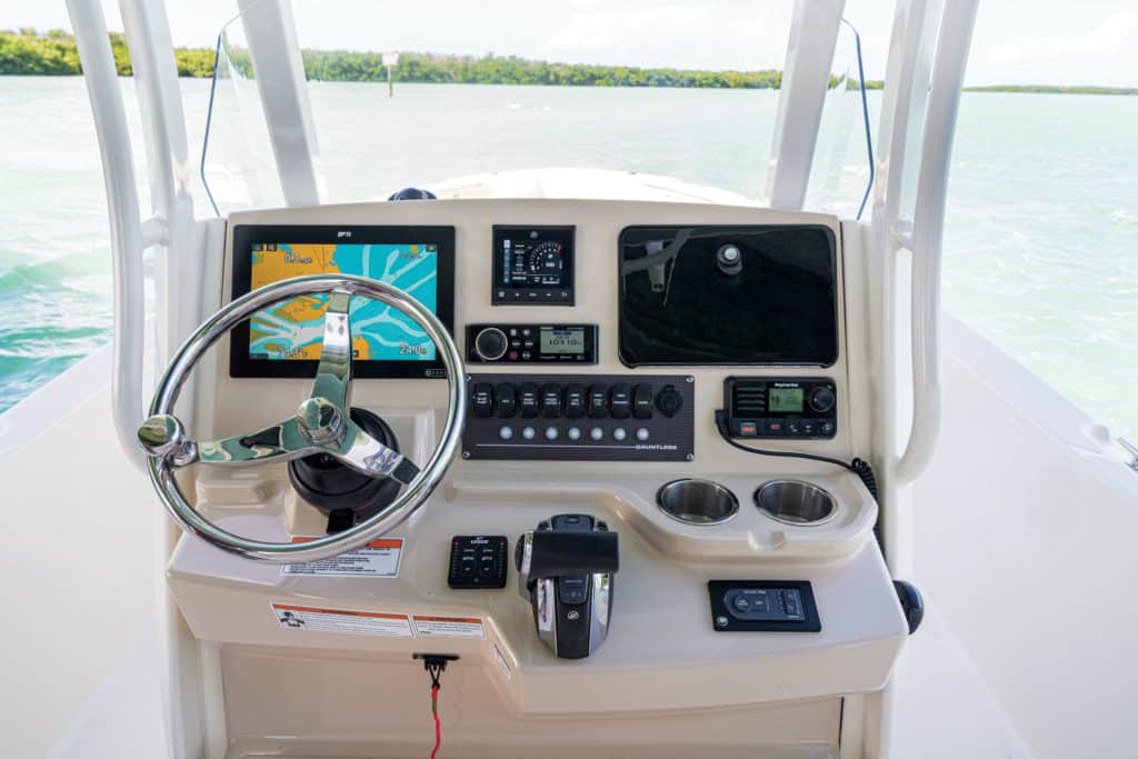 Boston Whaler 250 Dauntless helm