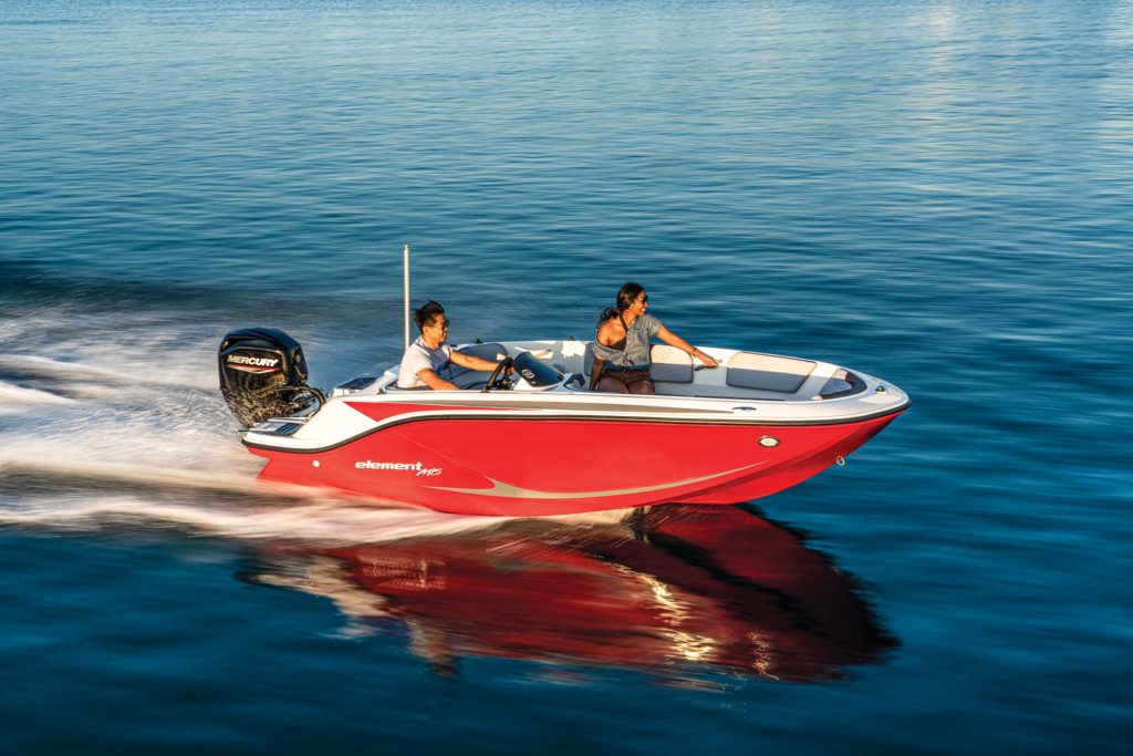 Bayliner Element M15 cruising on the lake