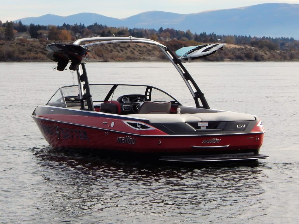 Wake boat in Washington