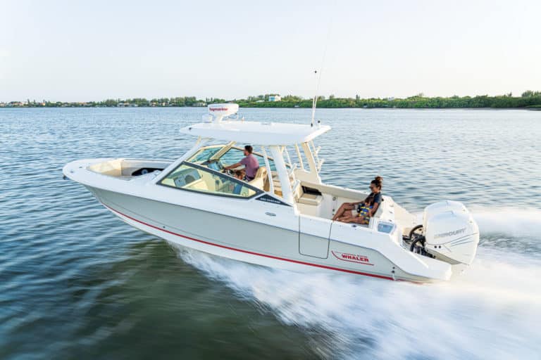 Boston Whaler 280 Vantage running near shore