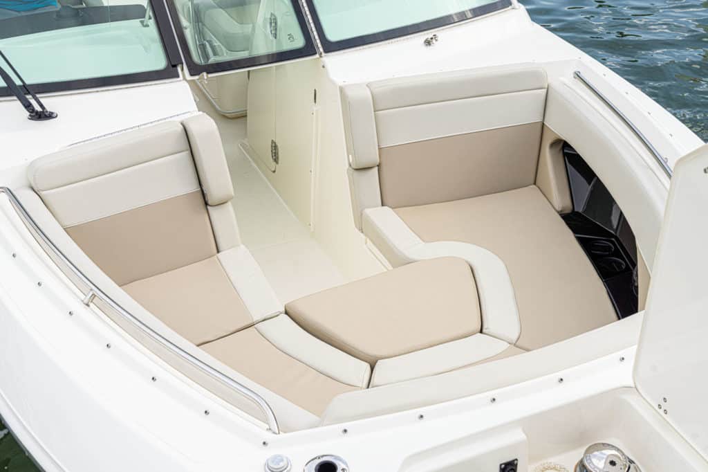 Boston Whaler 280 Vantage bow seating