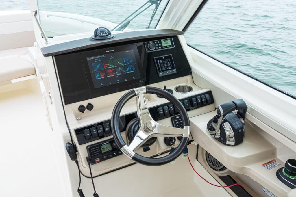 Boston Whaler 280 Vantage helm