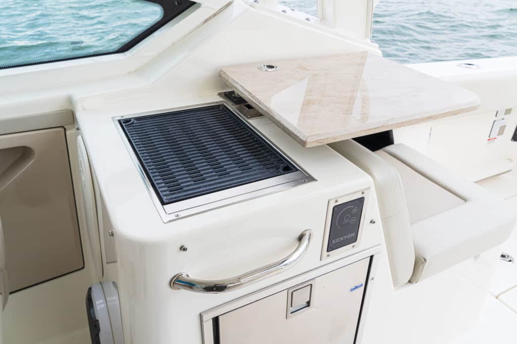 Boston Whaler 280 Vantage cockpit grill