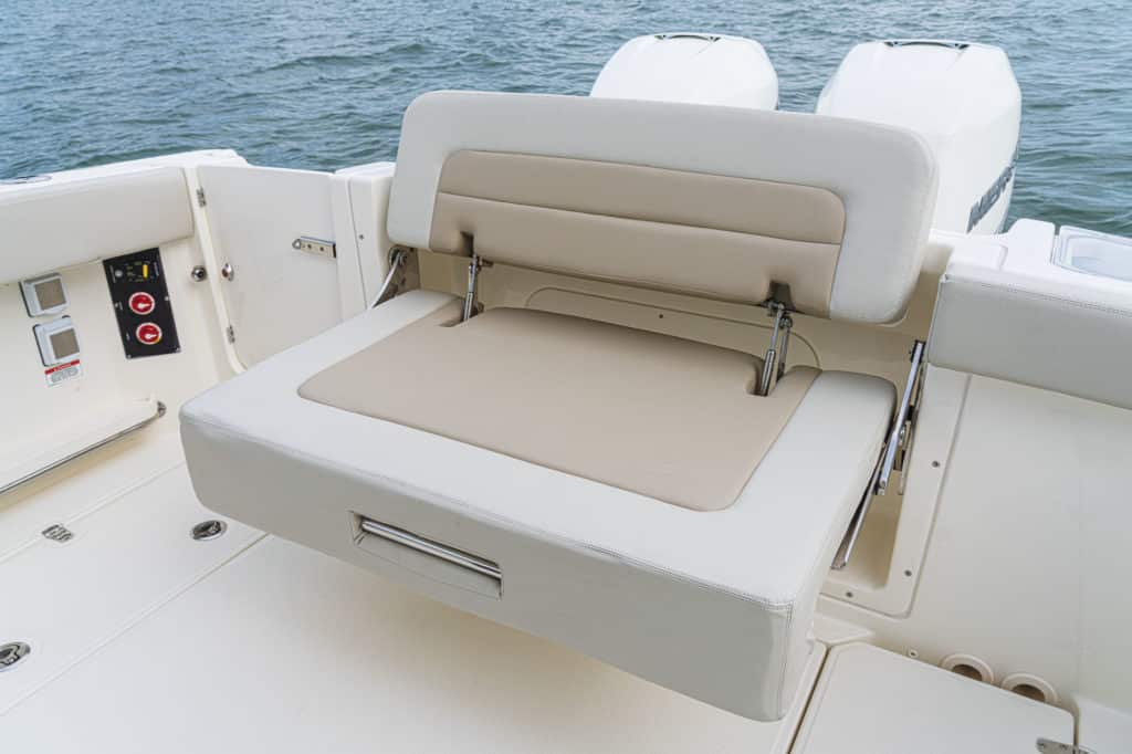 Boston Whaler 280 Vantage fold-out transom seating