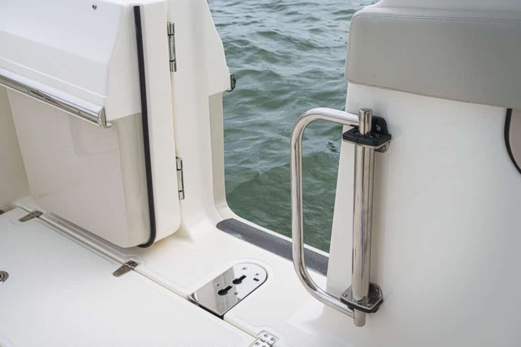 Boston Whaler 280 Vantage dive door