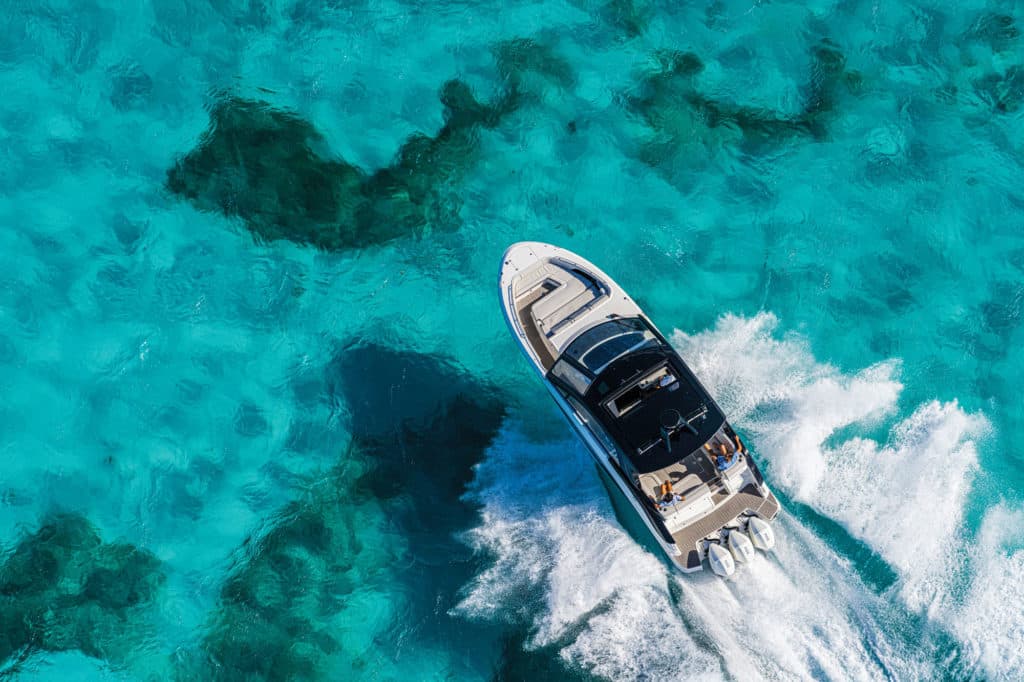 Sea Ray Sundancer 370 Outboard overhead