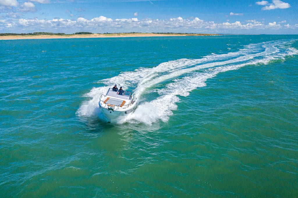 Beneteau Flyer 9 Sundeck riding smoothly