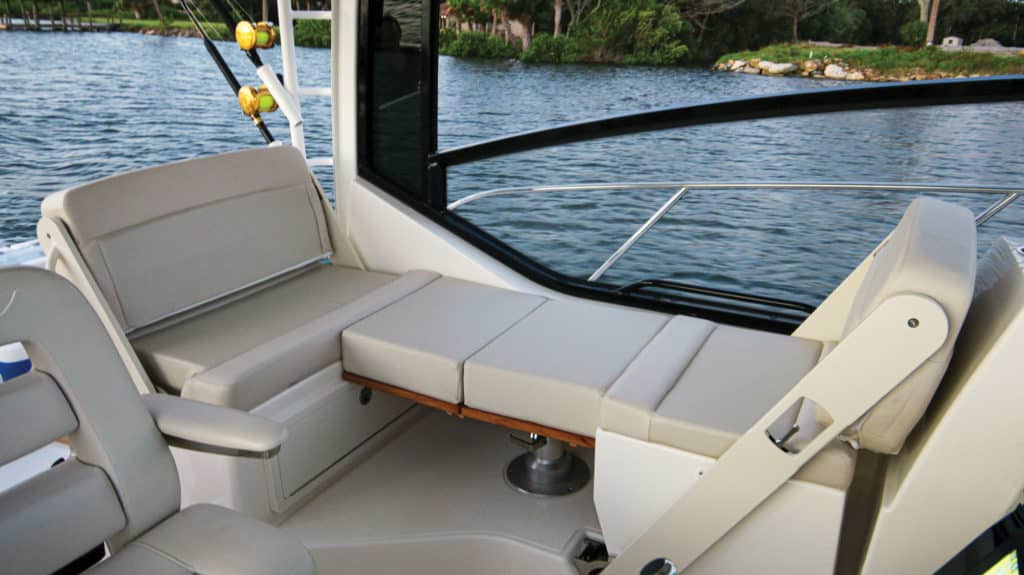 Boston Whaler 325 Conquest portside seating