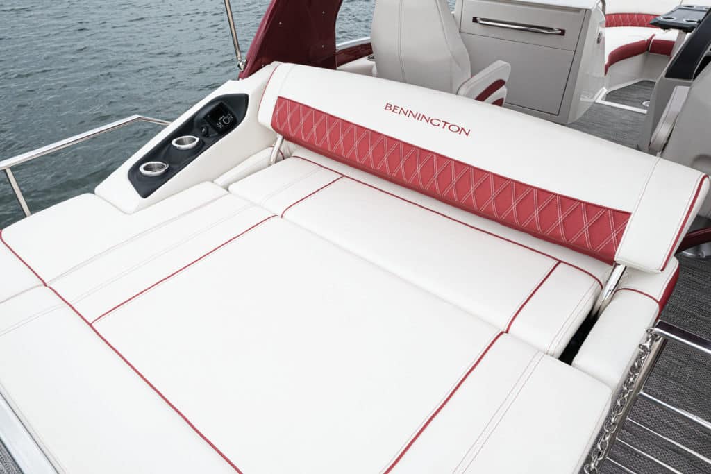 Bennington 24 R Bowrider Swingback