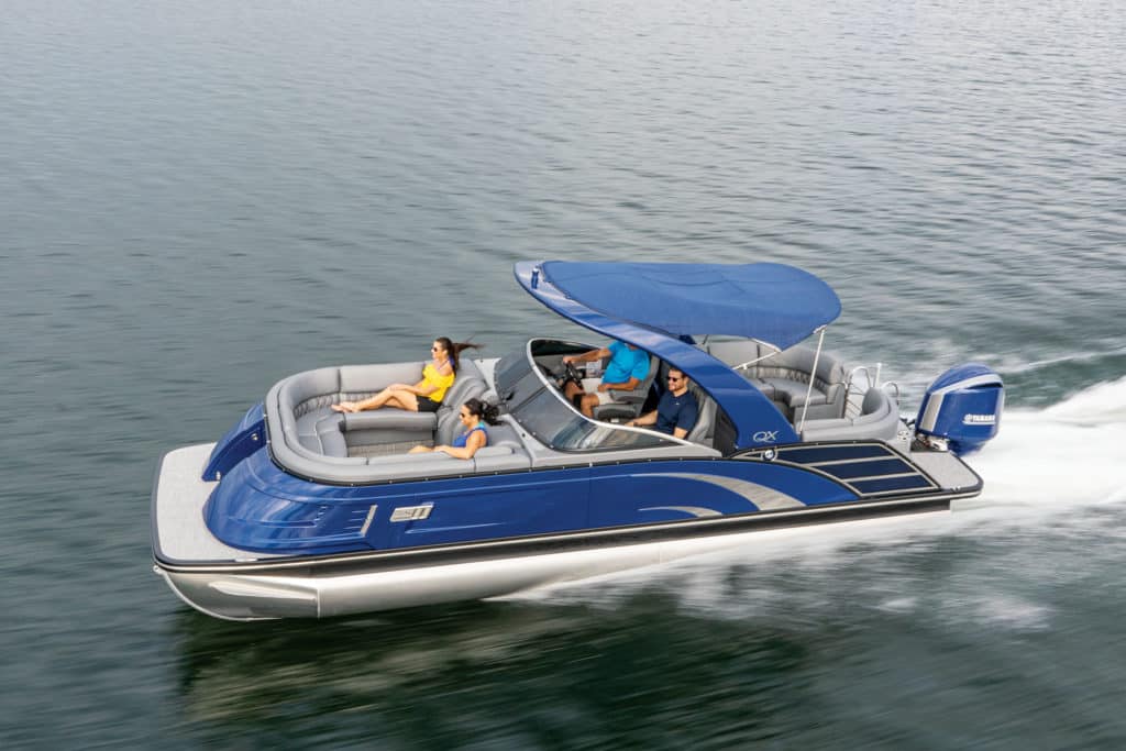 Bennington 25 QX Fastback cruising on a lake