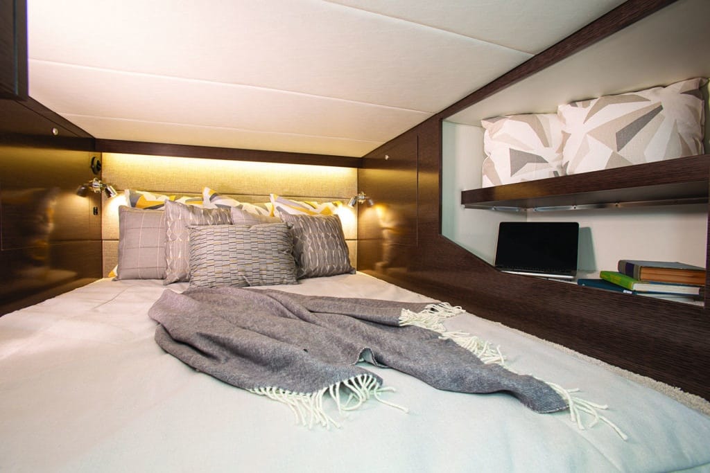 Cruisers Yachts 38 GLS cabin