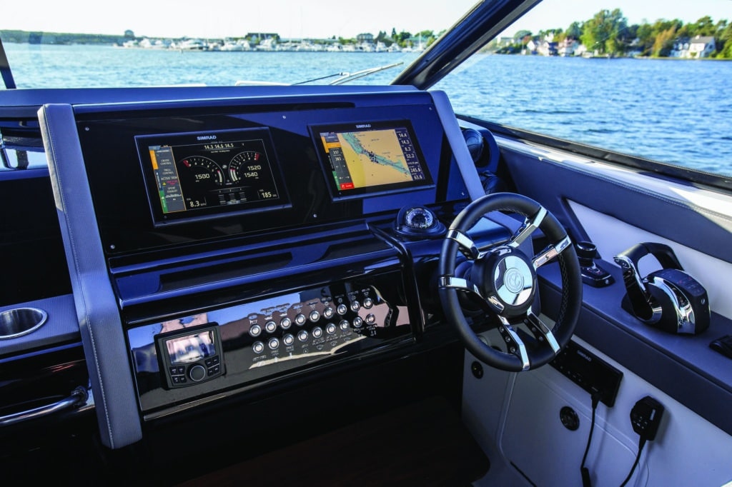 Cruisers Yachts 38 GLS helm