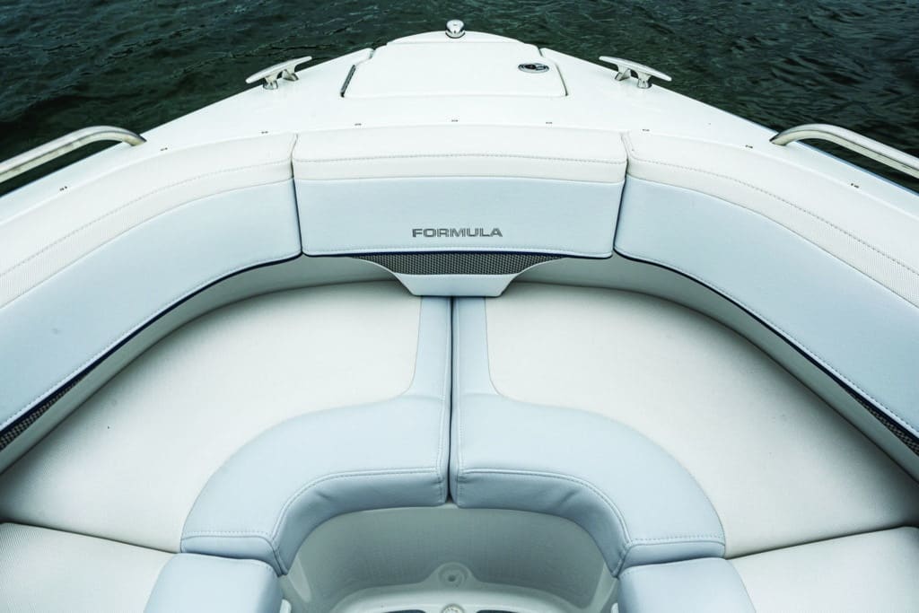 Formula 270 Bowrider bow seating