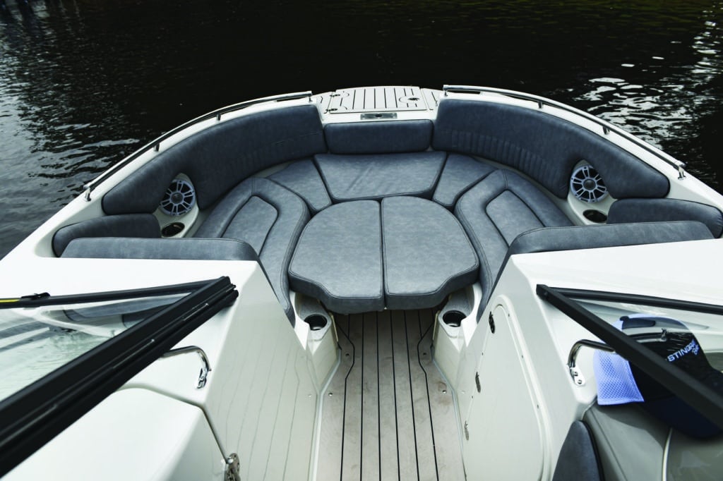 Stingray 231DC bow seating