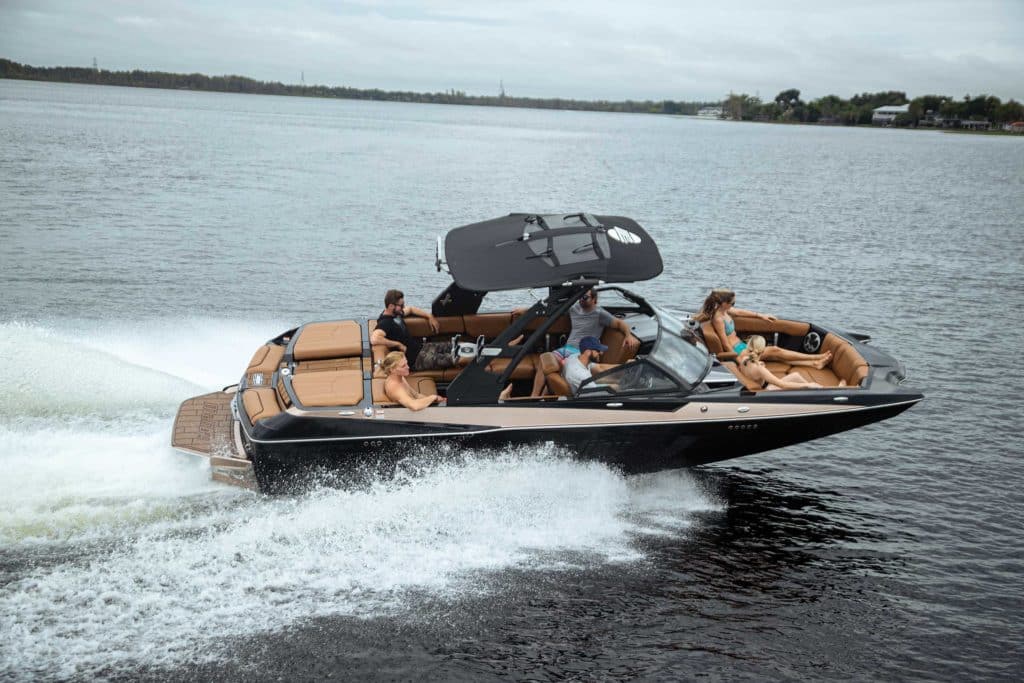 Malibu Wakesetter 23 MXZ running on the lake