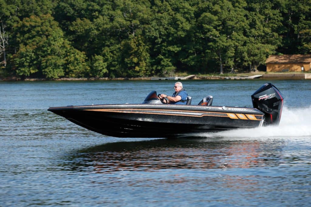 Charger 198 Elite running on the lake