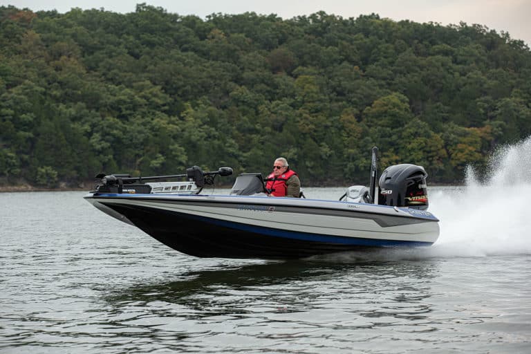 Skeeter ZXR21 running on the lake