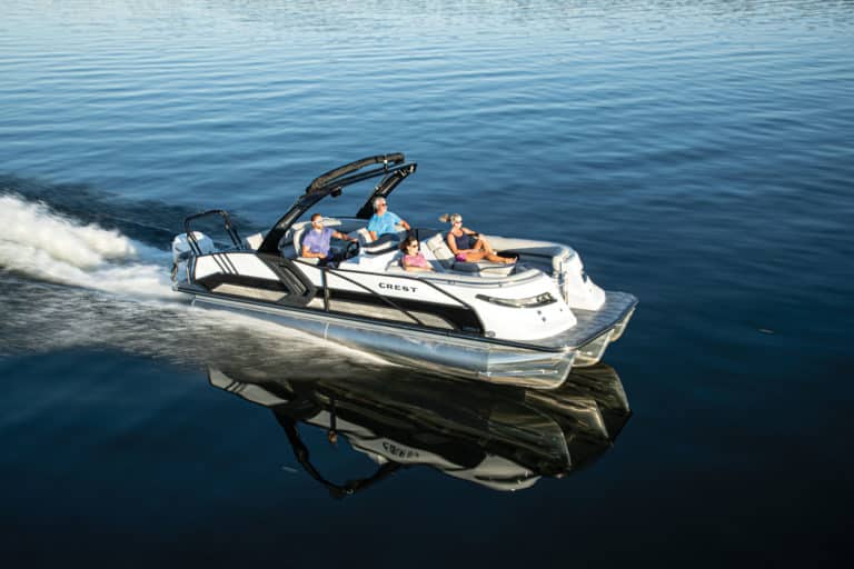 Crest Savannah 250 SLS running on glassy water