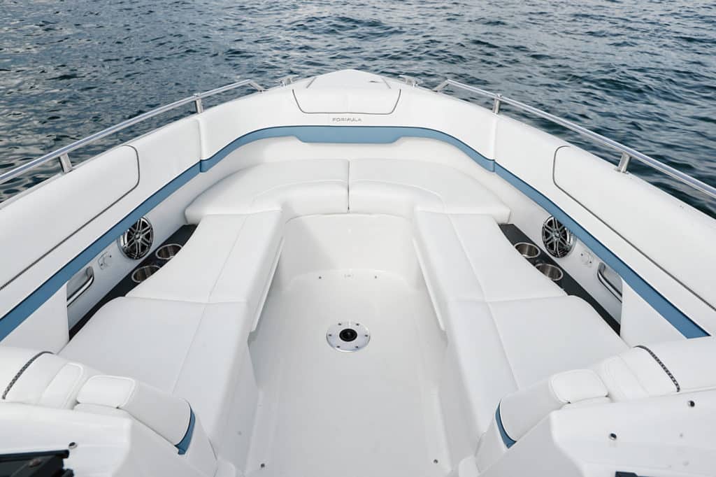 Formula 310 Bowrider bow seating